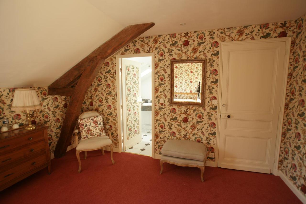 Le Chatenet 1689 Brantome Room photo